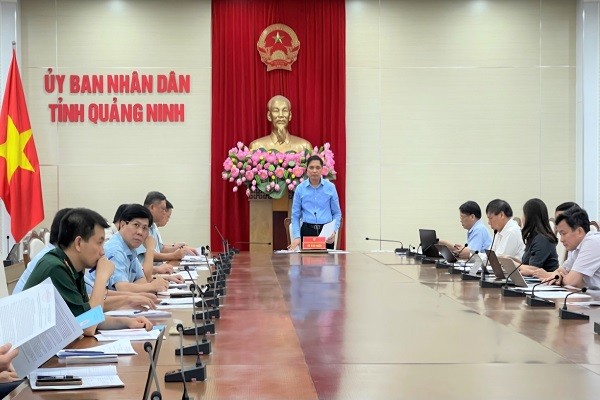 Phó Chủ tịch Thường trực UBND tỉnh Quảng Ninh Vũ Văn Diện, chủ trì cuộc họp.