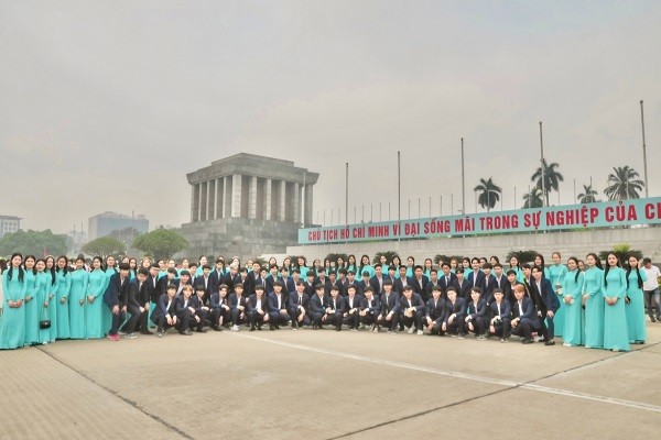 201 lưu học sinh Lào tại Quảng Ninh, chụp ảnh lưu niệm tại Lăng Chủ tịch Hồ Chí Minh.