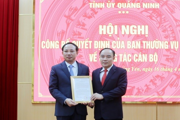 Bí thư tỉnh Quảng Ninh Nguyễn Xuân Ký trao quyết định điều động, phân công ông Cao Ngọc Tuấn (bên phải), giữ chức vụ Bí thư Thị ủy Quảng Yên, nhiệm kỳ 2020-2025.