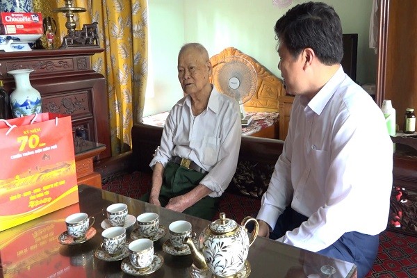 Chủ tịch HĐND tỉnh Hưng Yên Trần Quốc Toản thăm, tặng quà chiến sĩ Điện Biên Phủ Nguyễn Văn Kế. 