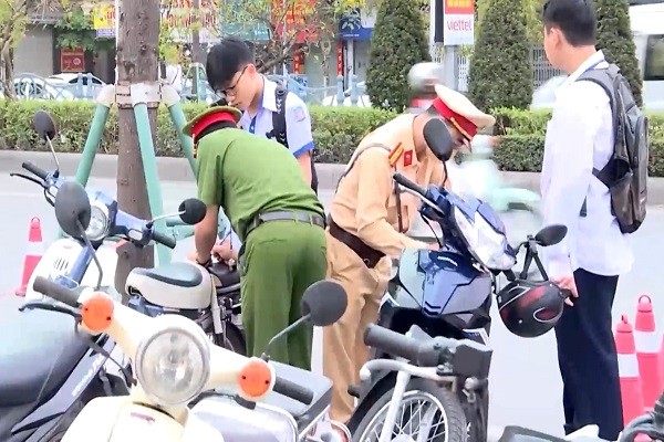 CSGT tỉnh Quảng Ninh xử lý học sinh vi phạm giao thông.