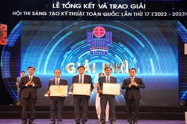 Ông Phạm Văn Minh (đứng giữa), Giám đốc Công ty CP Than Vàng Danh, đại diện nhóm tác giả nhận giải Nhì Hội thi Sáng tạo kỹ thuật toàn quốc lần thứ 17.