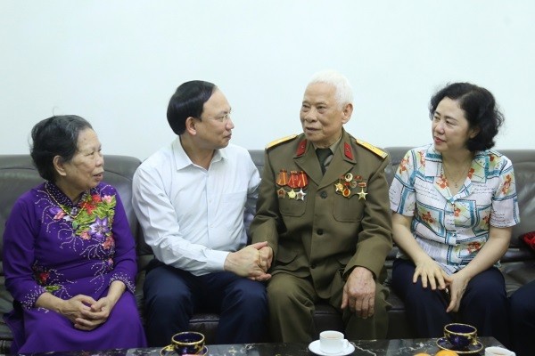 Bí thư tỉnh Quảng Ninh Nguyễn Xuân Ký, thăm hỏi cựu chiến binh Hoàng Thanh Minh, 93 tuổi đời, 65 tuổi Đảng, tham gia trọn vẹn 56 ngày đêm trong chiến dịch Điện Biên Phủ.