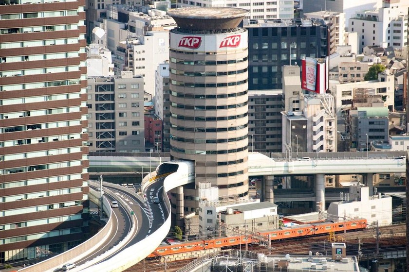 Tòa nhà 16 tầng Gate Tower (Osaka, Nhật Bản) nổi bật và khác biệt hơn cả vì xuyên qua tòa nhà không phải là con đường bình thường mà là cao tốc. 