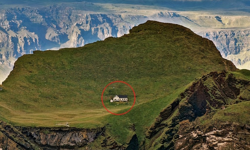 Đảo Elliðaey (hay còn gọi là Ellirey) được du khách quốc tế quan tâm nhờ sự hiện diện của một ngôi nhà duy nhất