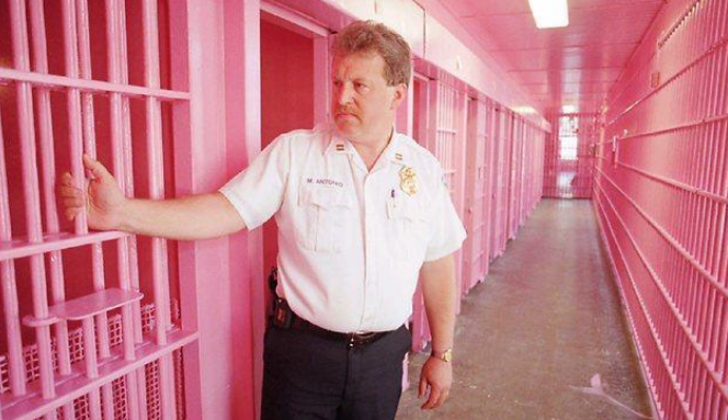 Một nhà tù được sơn màu hồng ở Thụy Sỹ (Ảnh: Fastcompany)