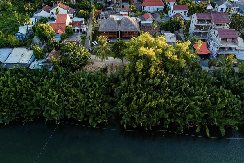Ngắm nhìn biệt thự mái lá dừa đẹp hút hồn ven sông Hội An