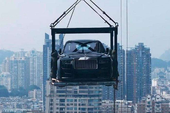 Tỷ phú cẩu xe sang Rolls-Royce Ghost lên penhouse tầng 44 để ngắm (hình ảnh cắt từ video)