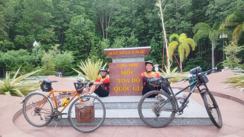 Cháu Trần Khởi Minh (12 tuổi) cùng bố đạp xe 2700km từ Hà Nội – Cà Mau (Ảnh:NVCC)