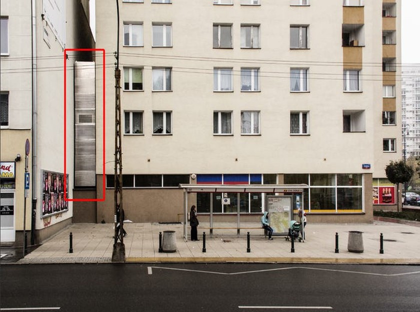 Ngôi nhà nhìn từ mặt đường lớn (Ảnh: Bartek Warzecha/Quỹ Nghệ thuật Hiện đại Ba Lan)