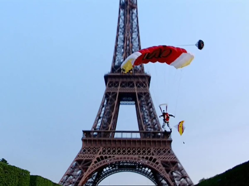 Một du khách nhảy dù từ đỉnh tháp Eiffel
