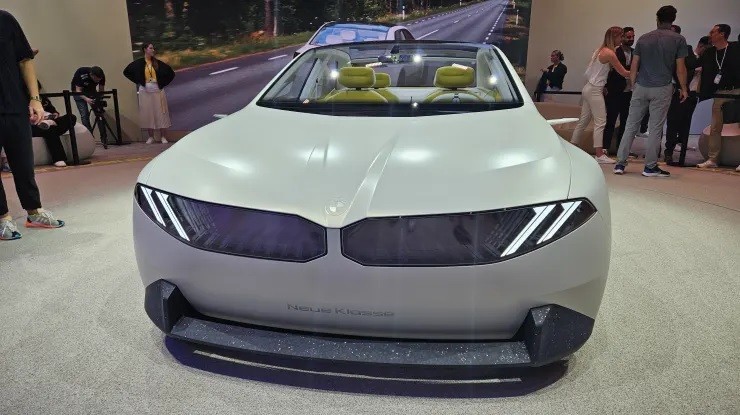 BMW đã tiết lộ BMW Vision Neue Klasse, một mẫu xe điện đột phá chạy bằng pin. (Ảnh: CNBC)