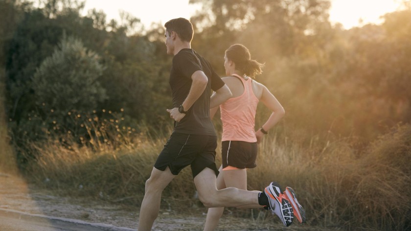 Chạy bộ là một cách tuyệt vời để cải thiện sức khỏe và tôn vinh sự mạnh mẽ của cả nam và nữ