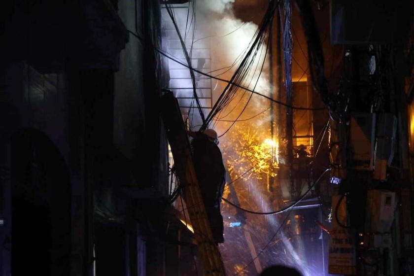 Hiện trường nơi xảy ra vụ cháy chung cư mini tại ngõ 28/70 phố Khương Hạ 