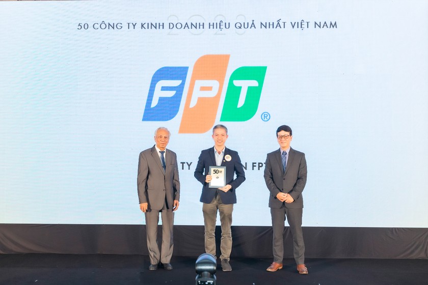 Ông Lê Vũ Minh (đại diện tập đoàn FPT, Giám đốc Tư vấn Chuyển đổi số FPT Digital) nhận giải Top 50 Công ty Niêm yết Kinh doanh Hiệu quả nhất Việt Nam năm 2023.