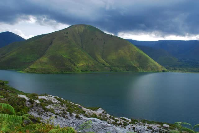 Hồ Toba là hồ nước ngọt lớn nhất Đông Nam Á và là hồ núi lửa lớn nhất thế giới. (Ảnh: Wikipedia)