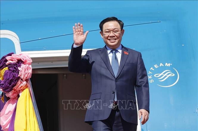 Chủ tịch Quốc hội Vương Đình Huệ đến Thủ đô Bangkok, bắt đầu thăm chính thức Thái Lan (Ảnh: TTXVN)
