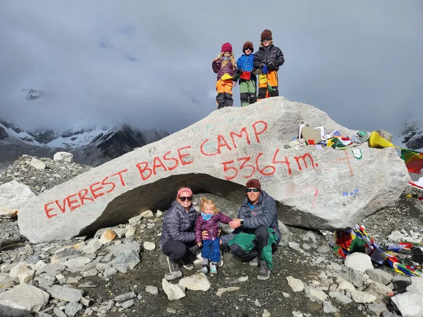 Một cặp vợ chồng New Zealand đã mang theo 4 đứa con dưới 12 tuổi của họ chinh phục Everest Base Camp.