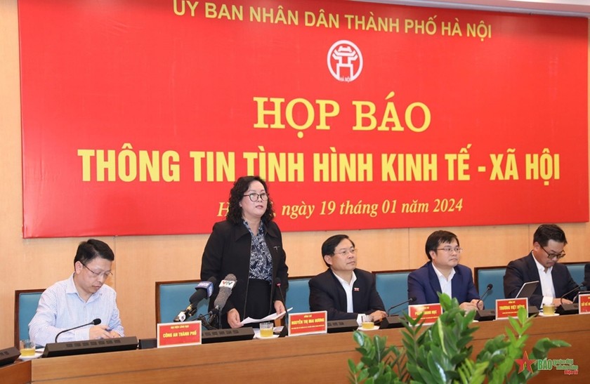Phó giám đốc Sở TT&TT Hà Nội Nguyễn Thị Mai Hương thông tin về vụ Tiktoker bị đuổi khỏi quán phở vì ngồi xe lăn. (Ảnh: qdnd.vn) 