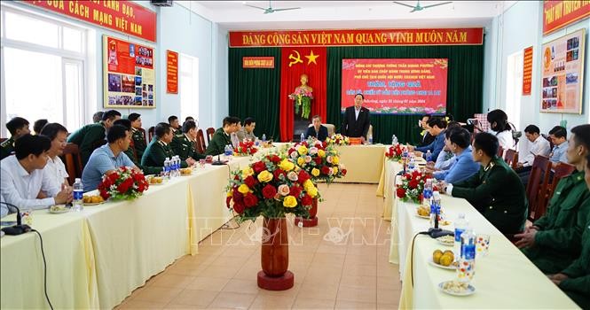 Phó Chủ tịch Quốc hội Trần Quang Phương thăm, chúc Tết tại Đồn Biên phòng Cửa khẩu Quốc tế La Lay. Ảnh: Thanh Thủy/TTXVN 