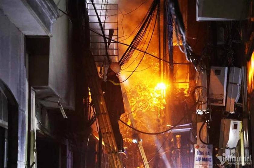 Lực lượng chức năng đưa người gặp nạn ra ngoài trong vụ cháy chung cư mini ở Thanh Xuân, Hà Nội. 