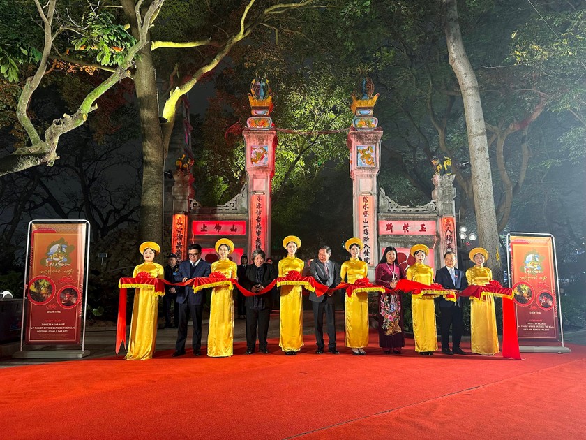 Các đại biểu cắt băng khai trương sản phẩm tour đêm tại đền Ngọc Sơn. (Ảnh: Hoàng Quyên)