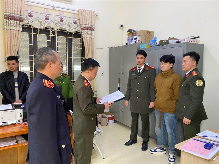 Cơ quan An ninh điều tra Công an tỉnh Tuyên Quang thi hành lệnh đối với Triệu Văn Chung. 