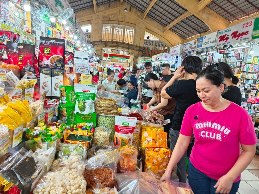 Hàng hóa dồi dào, giá ổn định tại chợ Bến Thành