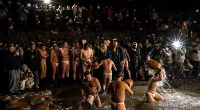 Đàn ông làm sạch cơ thể của họ trên một dòng sông trong Lễ hội Sominsai tại Đền Kokuseki-ji vào ngày 17/2 (Ảnh: AFP) 