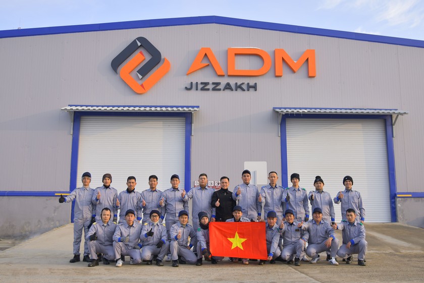 Đoàn nhân sự nhà máy THACO KIA tham gia giám sát sản xuất xe Kia tại công ty ADM.