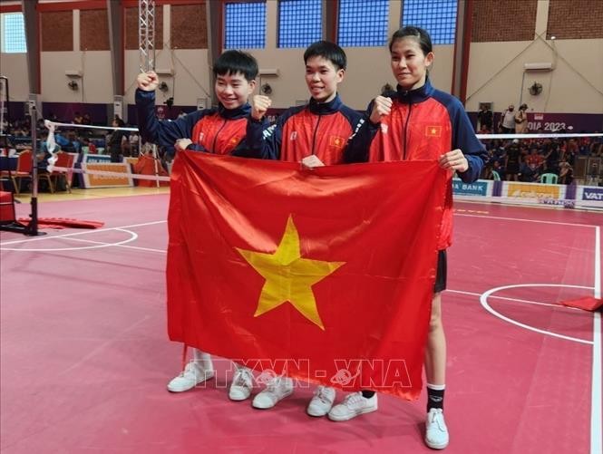 Đội tuyển Cầu mây giành HCV đầu tiên tại SEA Games 32 ở nội dung đôi nữ. (Ảnh: TTXVN)