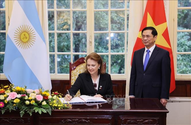 Bộ trưởng Ngoại giao, Ngoại thương và Tôn giáo Argentina Diana Elena Mondino ghi lưu bút. Ảnh: Lâm Khánh/TTXVN