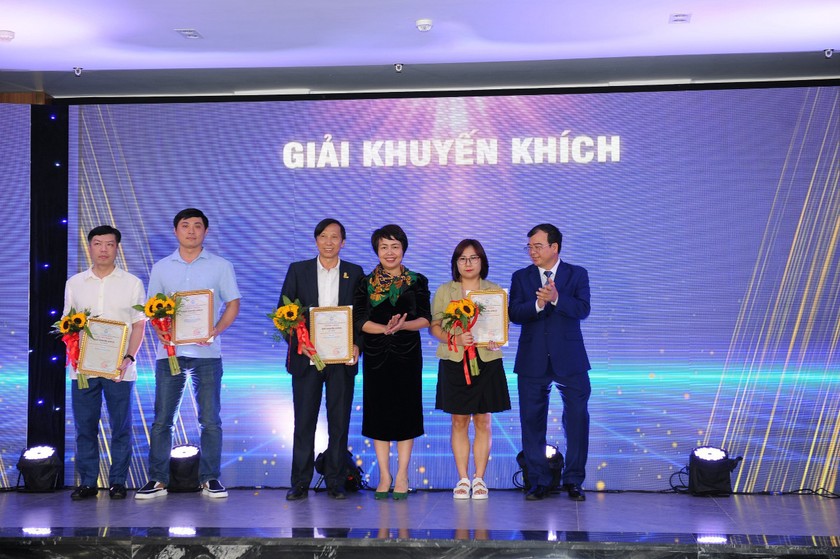 Báo Pháp luật Việt Nam vinh dự có tác phẩm “Làm chủ công nghệ sản xuất mang nấm sạch đến người tiêu dùng” của tác giả Nguyễn Hồng Tươi (thứ 2 từ bên phải sang) đạt giải khuyến khích.