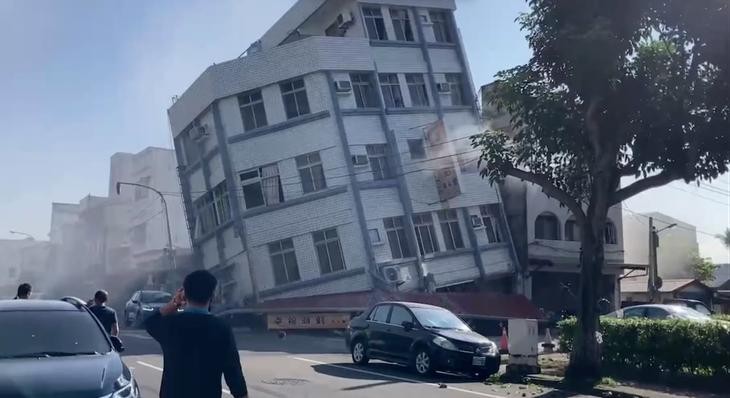 Một toà nhà ở Hoa Liên sập trong trận động đất (Ảnh: Guardian)