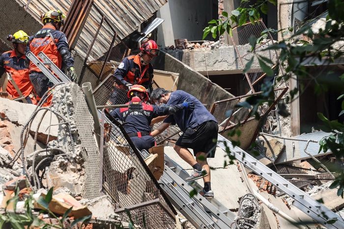 Công tác cứu hộ các nạn nhân động đất đang được xúc tiến khẩn trương tại Đài Loan. (Ảnh: The Guardian.) 