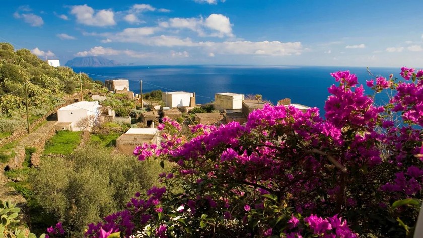 Đảo Alicudi, ngoài khơi bờ biển phía bắc Sicily, không có khách sạn, không có đường sá.
