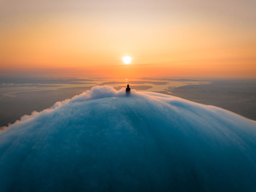 Đỉnh núi Bà Đen nhìn từ xa như đang đội một chiếc nón khổng lồ bằng mây trắng, vừa kì ảo vừa nên thơ. (Ảnh: NAG Nguyễn Minh Tú)