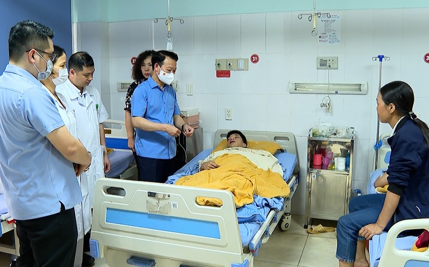 Bí thư Tỉnh ủy Đỗ Đức Duy yêu cầu Bệnh viện Đa khoa tỉnh huy động tối đa phương tiện, nhân, vật lực để chăm sóc tốt nhất cho các bệnh nhân. (Ảnh: Báo Yên Bái)