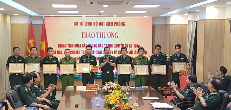 Trung tướng Lê Đức Thái trao thưởng cho các tập thể, cá nhân có thành tích xuất sắc trong Chuyên án A3-124p. (Ảnh: Lam Hạnh) 