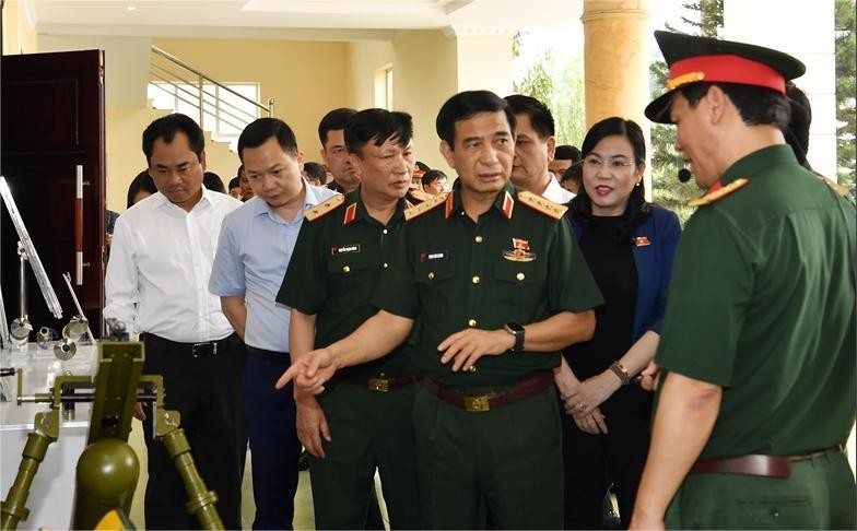 Đại tướng Phan Văn Giang tham quan Nhà máy Z131 (Tổng cục CNQP). (Ảnh: Lam Hạnh)