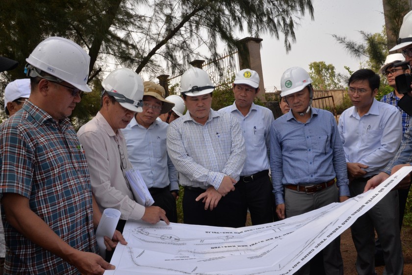 Phó Chủ tịch tỉnh Quảng Ngãi Trần Phước Hiền kiểm tra các dự án ở KKT Dung Quất.