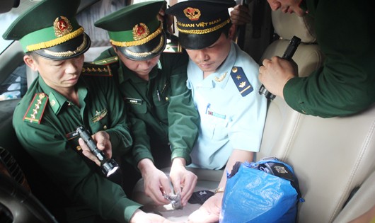 600 viên ma túy được phát hiện trên xe ô tô biển số Lào