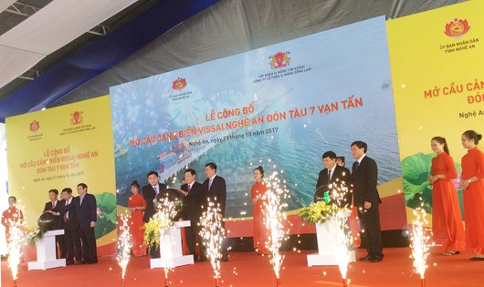 Phó Thủ tướng Vương Đình Huệ cùng các đại biểu ấn nút vận hành cầu cảng