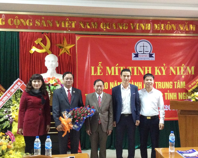 Ông Hoàng Quốc Hào  cùng ban lãnh đạo Sở Tư pháp Nghệ An tặng hoa chúc mừng Trung tâm