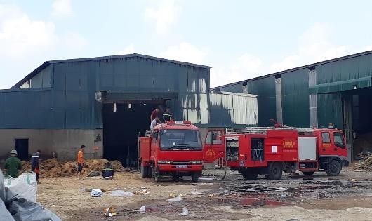 Phòng Cảnh sát PCCC Công an tỉnh Nghệ An đã huy động 5 xe cứu hỏa, cùng 100 cán bộ chiến sỹ tham gia chữa cháy.