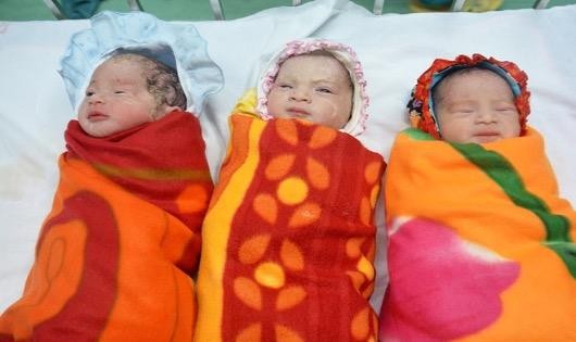 3 em bé được sinh ra bằng phương pháp thụ tinh trong ống nghiệm đều khoẻ mạnh.
