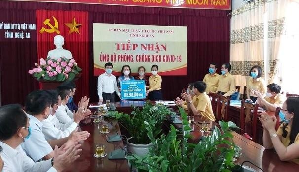 Võ Thị Minh Sinh - Chủ tịch Ủy ban MTTQ tỉnh Nghệ An, tiếp nhận ủng hộ từ doanh nghiệp trên địa bàn.