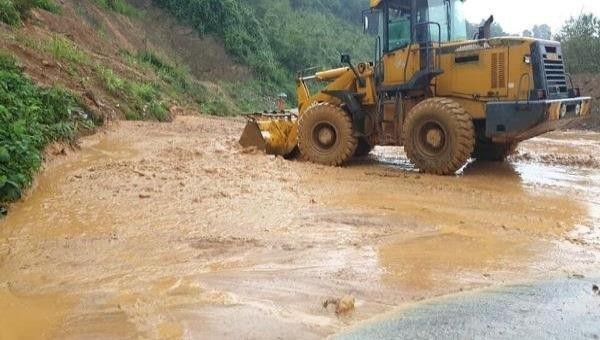 Sạt lở khiến đất tràn xuống Quốc lộ 7 thuộc địa phận xã Lạng Khê, huyện Con Cuông (Nghệ An).