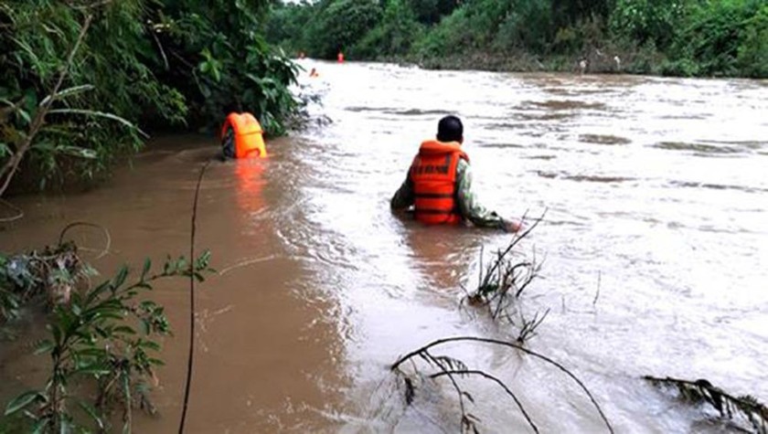 Lực lượng cứu nạn cứu hộ huyện Thanh Chương đang tìm kiếm nạn nhân. Ảnh: VNN