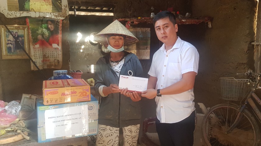 Đại diện Báo pháp luật Việt Nam trao quà cho gia đình chị Nguyễn Thị Thắng, thôn Trường Dục, xã Hiền Ninh.